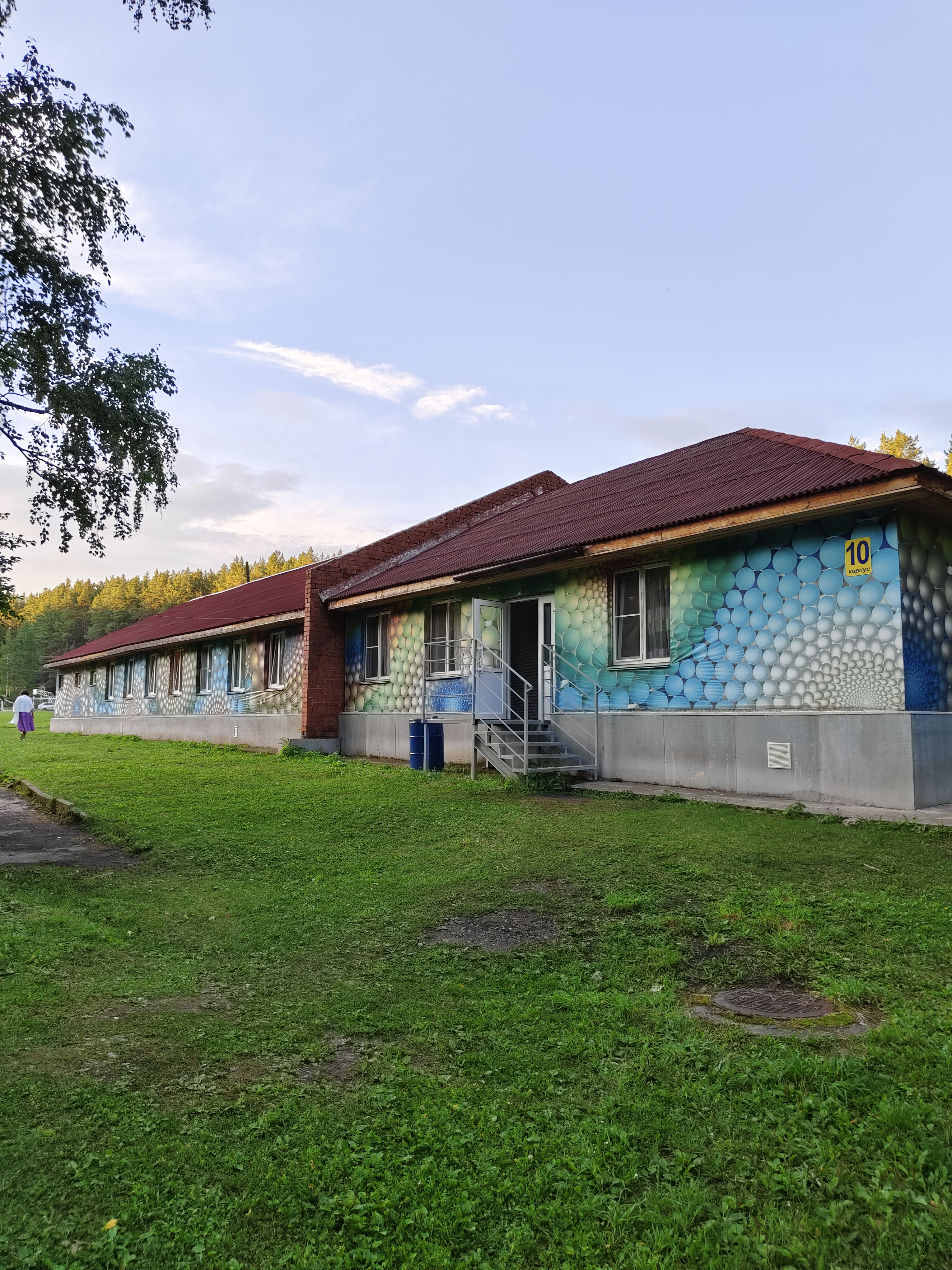 "Корпус 10" - Отличный вариант эконом-проживания для большой семьи или компании, включает в себя 2 блока по 44 спальных места